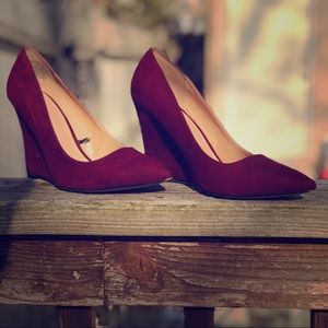 🥀EXPRESS BURGUNDY FAUX SUEDE PUMPS🥀